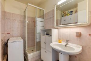 une salle de bain avec lavabo et douche dans l'établissement Sur les hauteurs du Fidji, à La Grande Motte 16 autres photos