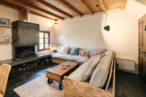 ein Wohnzimmer mit Sofa und Tisch in der Unterkunft Great Pelion Villa Villa Iris 4 Bedrooms Private Pool in Pilion