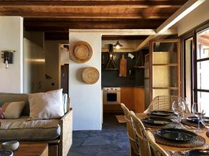 ein Wohnzimmer mit Tisch und Couch in der Unterkunft Great Pelion Villa Villa Iris 4 Bedrooms Private Pool in Pilion