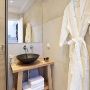 Ένα μπάνιο στο Modern & Comfortable Santorini Villa 3 Bedrooms Villa Aqua Private Pool & Beautiful Outdoor Space Exo Gialos