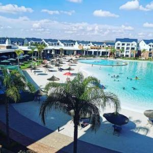 Πισίνα στο ή κοντά στο Naidzulafi lagoon 3-bed entire apartment