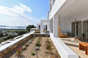 Casa blanca con vistas al océano en Luxury Paros Villa Villa Akaste Beautiful & Serene Glisidia, en Kampos
