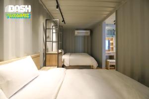 Postel nebo postele na pokoji v ubytování Dash Forwaves Hotel