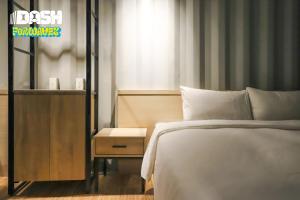 Postel nebo postele na pokoji v ubytování Dash Forwaves Hotel