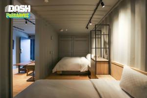 Postel nebo postele na pokoji v ubytování Dash Forwaves Hotel