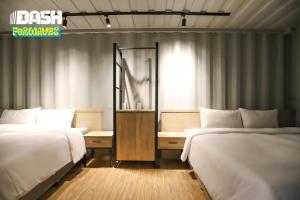 Postel nebo postele na pokoji v ubytování Dash Forwaves Hotel