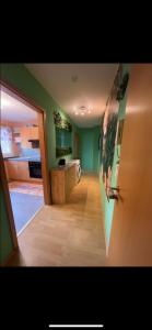 a room with a kitchen with a sink and a door at Casa Frida- Charmante Wohnung mit Parkplatz nähe Bayreuth in Creez