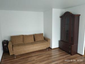 ein Wohnzimmer mit Sofa und Schrank in der Unterkunft Studio wohnung in Arumäe