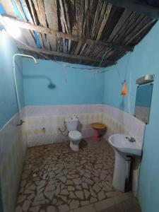 a bathroom with a toilet and a sink at Campement Adia Fougnesse chez Pape Badiane 