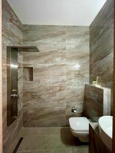 Bilik mandi di Chalkias Rooms