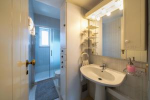 Et badeværelse på Marina Views + 30 billeder