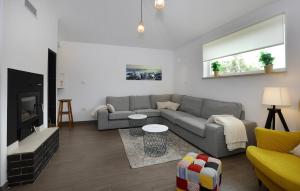 a living room with a couch and a tv at Beautiful Home In Kunj With Wifi in Kunj