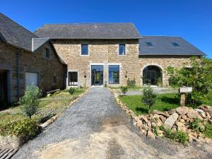 a large brick house with a gravel driveway at Maison haut de gamme 14 couchages - Baie du Mont Saint Michel in Champeaux