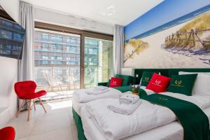 Un dormitorio con dos camas y una gran ventana. en ApartamentyGdansk eu - ŻURAWIE II - I, en Gdansk
