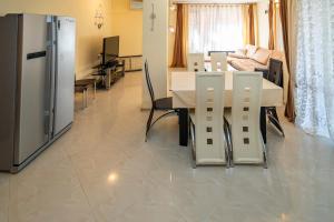 Kuchyň nebo kuchyňský kout v ubytování The Family Courtyard - Very LARGE 2BD Apartment by Flat Manаger