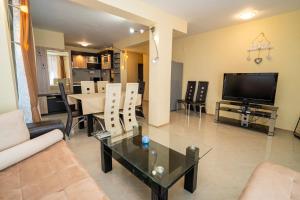 Kuchyň nebo kuchyňský kout v ubytování The Family Courtyard - Very LARGE 2BD Apartment by Flat Manаger