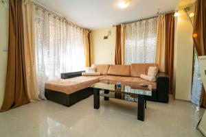 Posezení v ubytování The Family Courtyard - Very LARGE 2BD Apartment by Flat Manаger + 25 fotografií