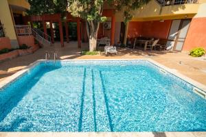 Bazén v ubytování The Family Courtyard - Very LARGE 2BD Apartment by Flat Manаger nebo v jeho okolí