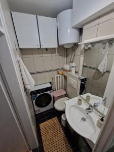 Kuchyň nebo kuchyňský kout v ubytování Matchbox Apartment Sarajevo