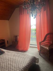 Ένα ή περισσότερα κρεβάτια σε δωμάτιο στο Haus Sengbach im Bergischen Land mit 2 Schlafzimmern