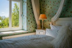 Postel nebo postele na pokoji v ubytování Peeneblick - Traumhaus in exklusiver Direktlage am Wasser mit eigenem Bootssteg für 8 Personen