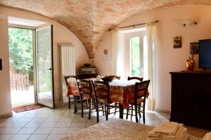 a dining room with a table and some chairs at Via Roma 19 in Castel del Monte