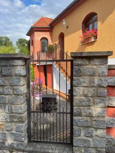 a gate to a house with flowers in a window at Sebe apartments 5 in Holíč
