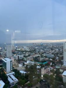 - une vue sur la ville et ses grands bâtiments dans l'établissement Horizon 101, à Cebu