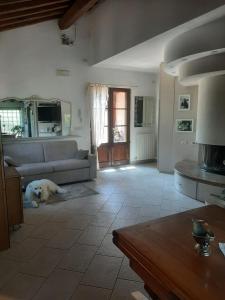 a dog laying on the floor in a living room at La casa di Priscilla in Bucine
