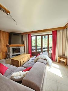 sala de estar con 2 camas y chimenea en Chalet au Mont-Lozère - Chantegrive, en Pourcharesses