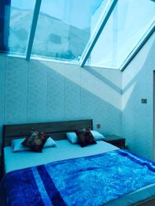 un lit dans une chambre avec une grande fenêtre dans l'établissement Al Najm Resorts, à Nārān