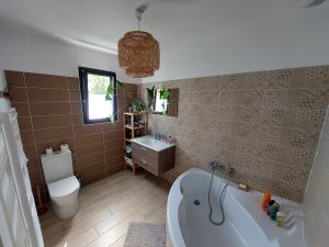 Koupelna v ubytování Très belle villa avec piscine + 4 fotografie