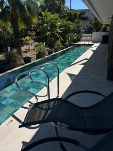 Bazén v ubytování COTTAGE MARIN avec VUE MER nebo v jeho okolí + 13 fotografií