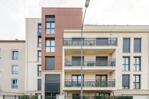 an external view of a building with balconies at Luxury à 10mn du Centre de Paris & Free Parking in Vitry-sur-Seine
