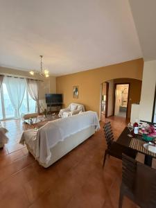 Ένα ή περισσότερα κρεβάτια σε δωμάτιο στο Sunset apartment by the sea