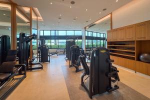Fitness centrum a/nebo fitness zařízení v ubytování Exceptional high floor 3bed apartment by Suiteable