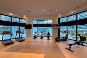 Fitness centrum a/nebo fitness zařízení v ubytování Exceptional high floor 3bed apartment by Suiteable