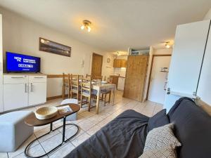 un salon avec un canapé et une table dans l'établissement Appartement cosy à Flumet, 3 chambres, balcon sud, Wi-Fi, parking, près des pistes et navettes gratuites - FR-1-595-61, à Flumet 17 autres photos