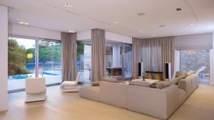 Ein Sitzbereich in der Unterkunft Stunning Brac Villa 5 Bedrooms Villa Selca Brac 5 Metres To The Beach Private Swimming Pool Selca