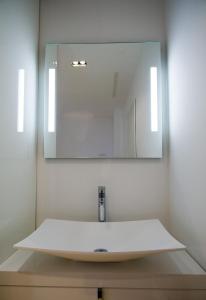 Ein Badezimmer in der Unterkunft Stunning Brac Villa 5 Bedrooms Villa Selca Brac 5 Metres To The Beach Private Swimming Pool Selca
