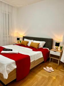 En eller flere senge i et værelse på Centrum Apartman