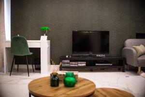 セゲドにあるCenter Flatのリビングルーム(テレビ、コーヒーテーブル付)