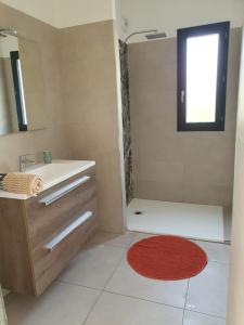 Ванная комната в Charmante villa neuve au bord de la plage