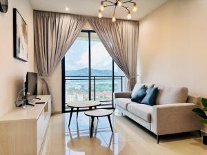 Μια τηλεόραση ή/και κέντρο ψυχαγωγίας στο CozyStay Rooftop Sky Pool Sea &Bridge View Luxury 9pax