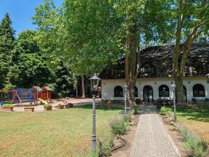 un edificio con parco giochi di fronte ad un parco di Garden Szálláshely a Balatonszemes