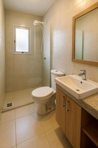 バヘイリーニャスにあるPousada Vila Lençóis Sport & Pousadaのトイレ、洗面台、シャワー付きのバスルーム +26枚の写真