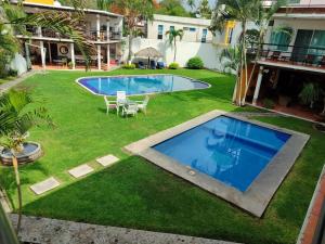 an image of a backyard with a swimming pool at Hotel Villas Cuernavaca in Temixco