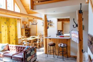 Η κουζίνα ή μικρή κουζίνα στο Relaxing 3 bedroom, 2 bathroom comfortable Running Y chalet