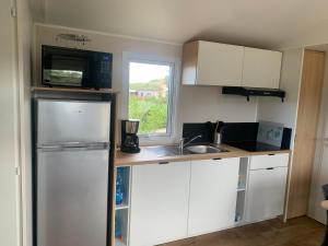 Dapur atau dapur kecil di Mobil Home Sainte Cécile