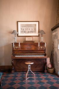 a piano in a room with a picture on the wall at Waterloo Le Manoir de Lasne in Lasne +44 photos